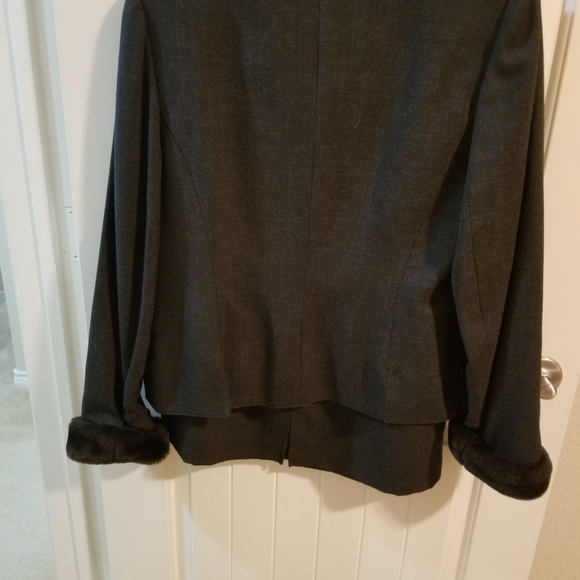 Dark gray Novella Bloom suit with detachable fur cuff - Picture 5 of 7